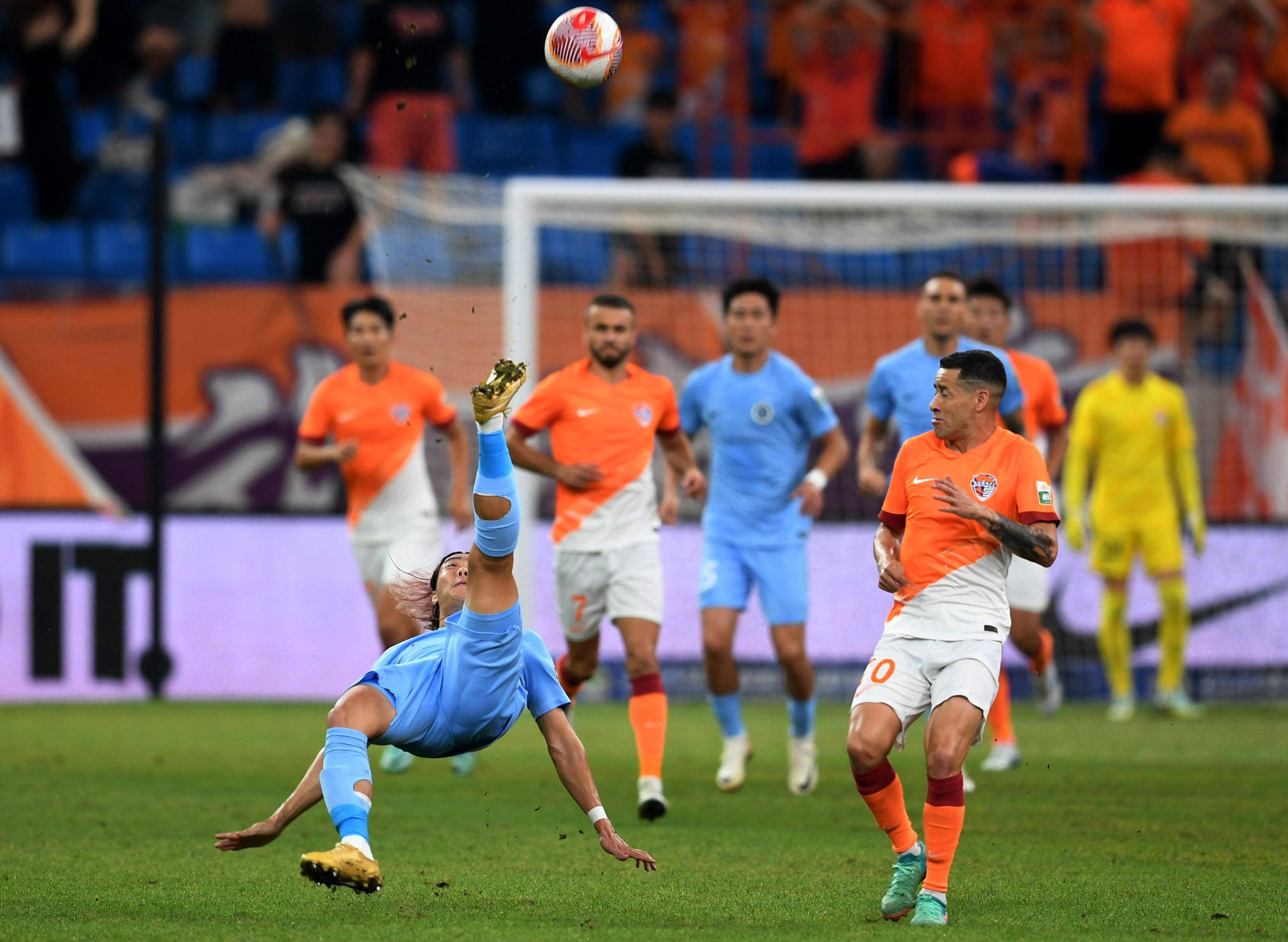 他吸引了众 他吸引了众